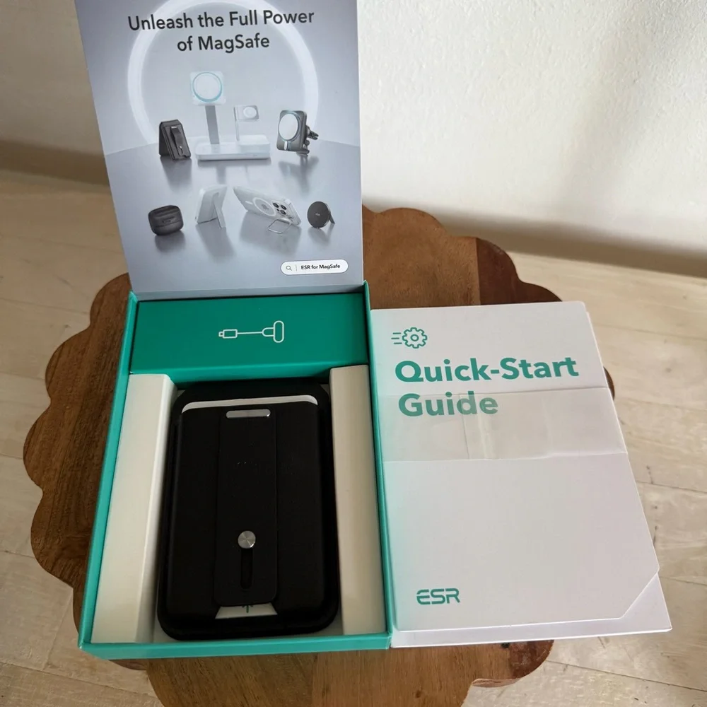 Halo lock Geo Wallet Stand and Card Holder